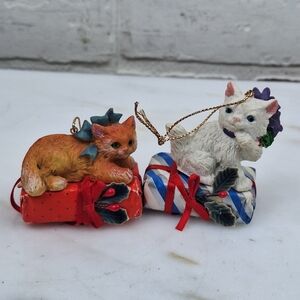 Vintage Christmas Figurines 2pc Resin Cats Kittens w/Hand Wrapped Gifts Presents